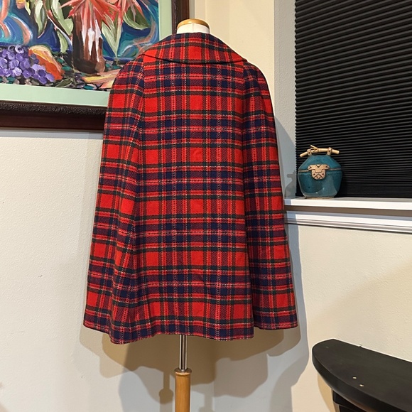 Red Plaid Pendleton Cape / Vintage 70s NOS Gorgeous!  One size Rare! Timeless ! - Picture 14 of 15